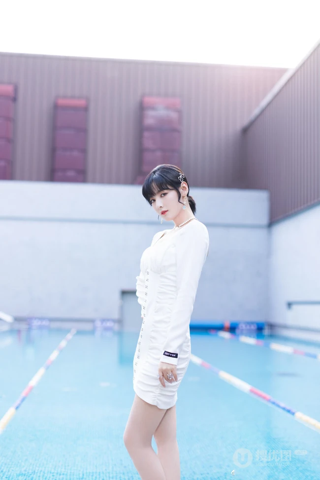 少女赵粤V领白裙穿搭泳池边写真照片