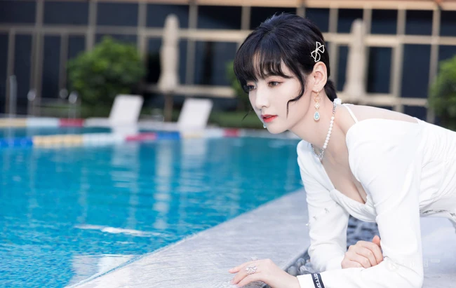 少女赵粤V领白裙穿搭泳池边写真照片