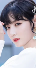 少女赵粤V领白裙穿搭泳池边写真照片