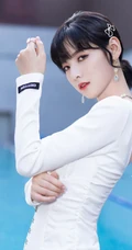 少女赵粤V领白裙穿搭泳池边写真照片