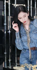 刘令姿酷飒牛仔衣裤套装穿搭逛商城写真图片