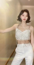 许佳琪全白LOOK西服套装肩带小背心穿搭时尚靓丽写真美照
