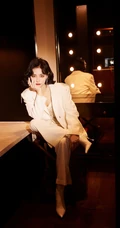 许佳琪全白LOOK西服套装肩带小背心穿搭时尚靓丽写真美照