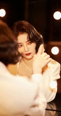 许佳琪全白LOOK西服套装肩带小背心穿搭时尚靓丽写真美照