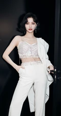 许佳琪全白LOOK西服套装肩带小背心穿搭时尚靓丽写真美照