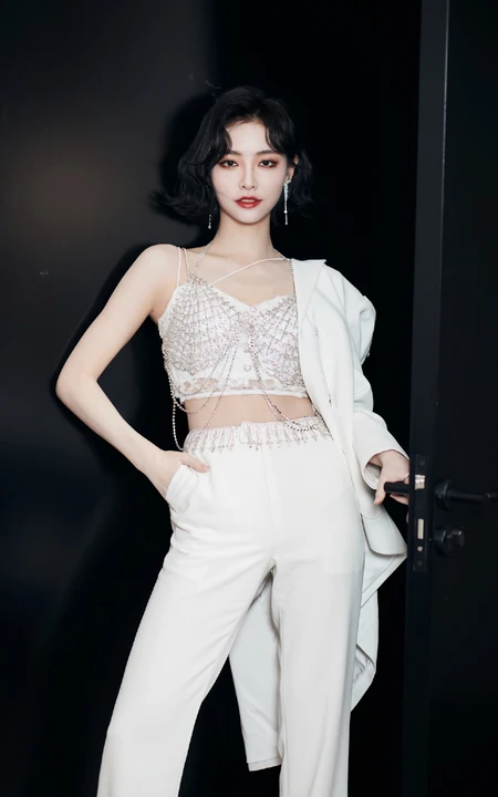 许佳琪全白LOOK西服套装肩带小背心穿搭时尚靓丽写真美照