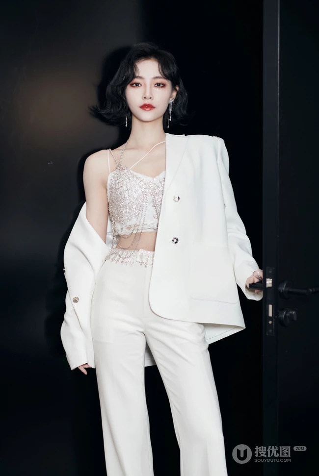 许佳琪全白LOOK西服套装肩带小背心穿搭时尚靓丽写真美照