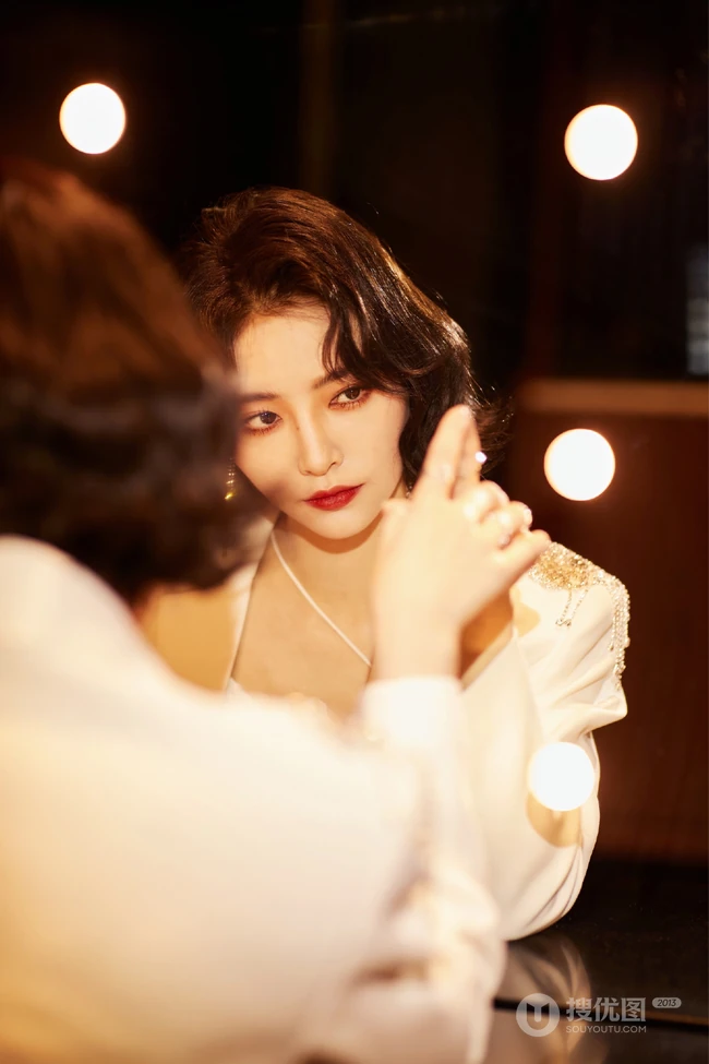 许佳琪全白LOOK西服套装肩带小背心穿搭时尚靓丽写真美照