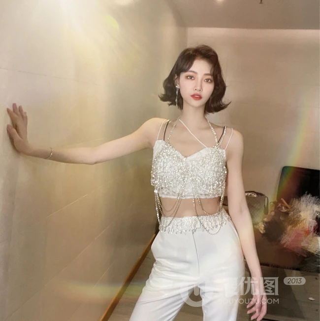 许佳琪全白LOOK西服套装肩带小背心穿搭时尚靓丽写真美照