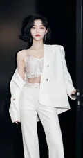 许佳琪全白LOOK西服套装肩带小背心穿搭时尚靓丽写真美照