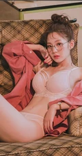 可爱脸蛋红彤彤，韩国女生模特、主播乐采垠肩带家居服温暖花房前写真照片