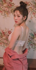 可爱脸蛋红彤彤，韩国女生模特、主播乐采垠肩带家居服温暖花房前写真照片
