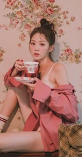 可爱脸蛋红彤彤，韩国女生模特、主播乐采垠肩带家居服温暖花房前写真照片