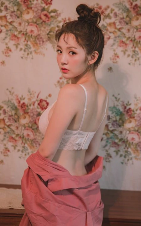 可爱脸蛋红彤彤，韩国女生模特、主播乐采垠肩带家居服温暖花房前写真照片