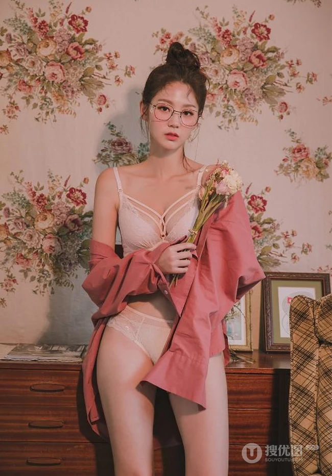 可爱脸蛋红彤彤，韩国女生模特、主播乐采垠肩带家居服温暖花房前写真照片