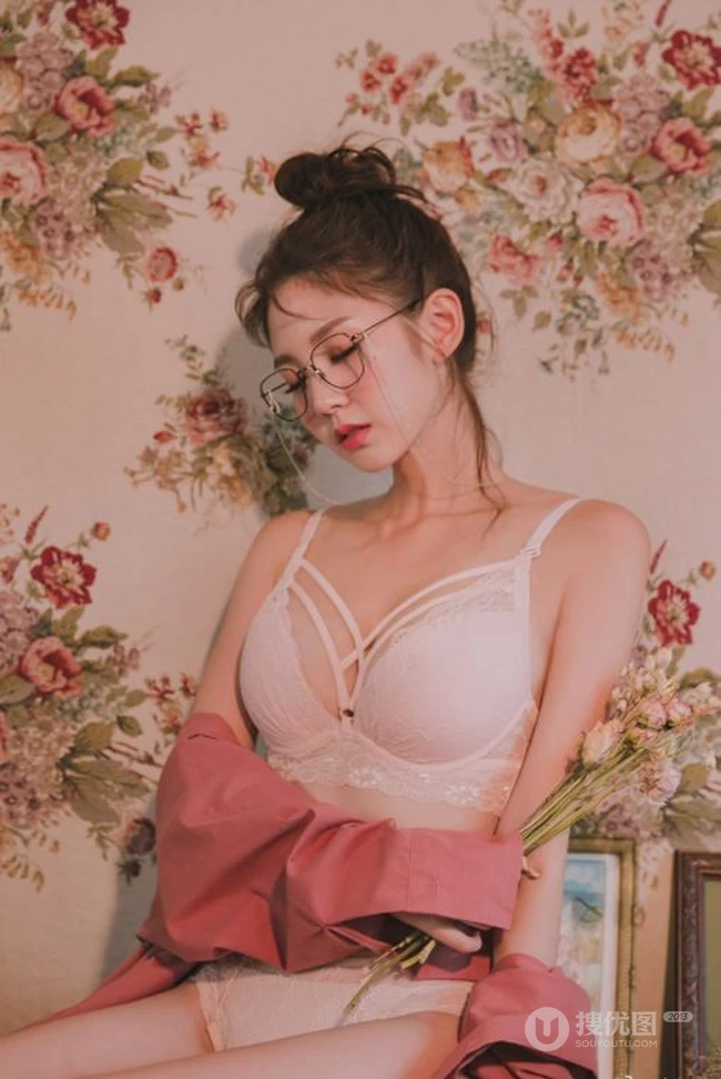 可爱脸蛋红彤彤，韩国女生模特、主播乐采垠肩带家居服温暖花房前写真照片
