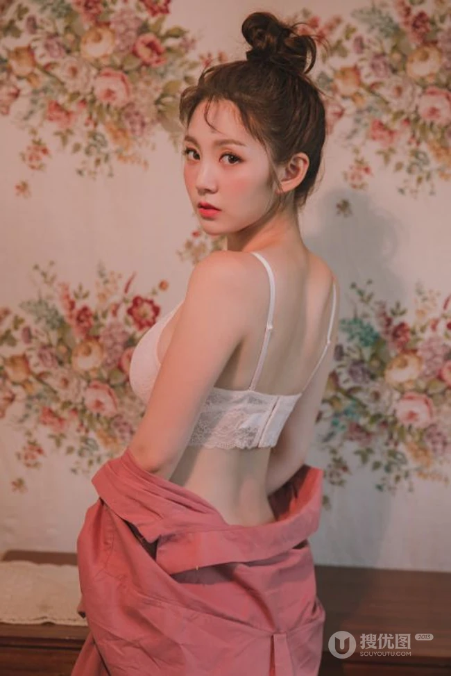 可爱脸蛋红彤彤，韩国女生模特、主播乐采垠肩带家居服温暖花房前写真照片