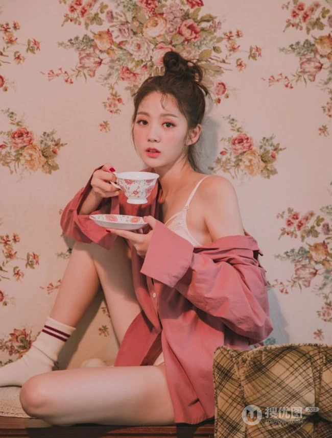可爱脸蛋红彤彤，韩国女生模特、主播乐采垠肩带家居服温暖花房前写真照片