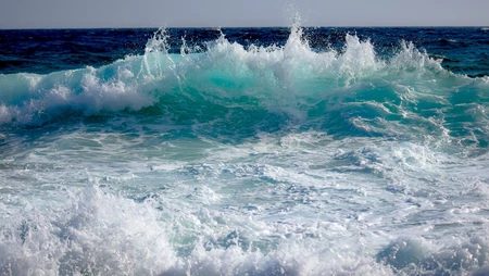蓝色清澈的海水，波涛汹涌的海浪，唯美大海海浪高清景色壁纸图片