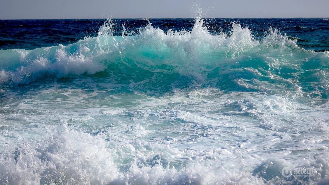 蓝色清澈的海水，波涛汹涌的海浪，唯美大海海浪高清景色壁纸图片