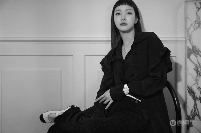 韩国女演员金高银齐刘海长发发型个性写真图片