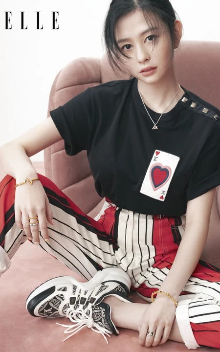 邱淑贞女儿沈月ELLE杂志最新写真，笑容甜美，可爱动人