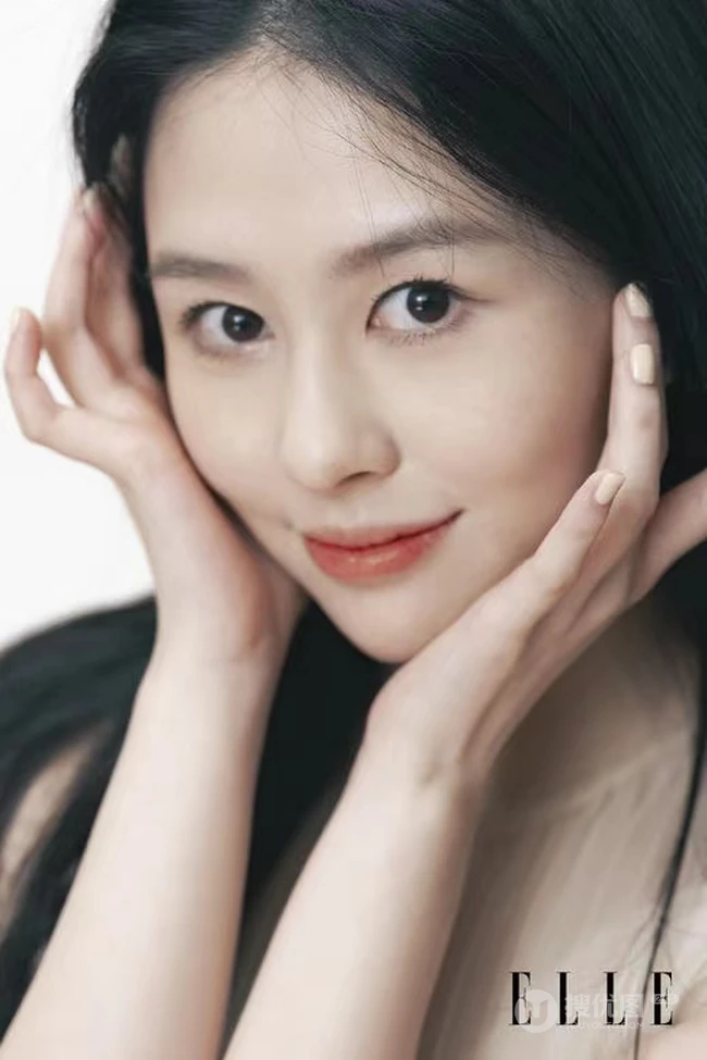 邱淑贞女儿沈月ELLE杂志最新写真，笑容甜美，可爱动人