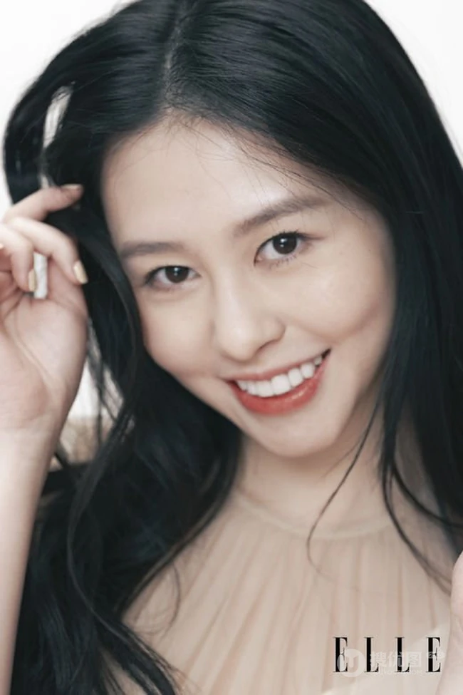 邱淑贞女儿沈月ELLE杂志最新写真，笑容甜美，可爱动人