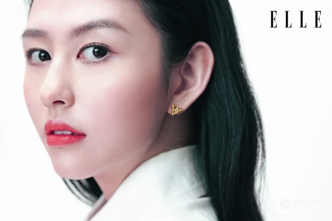 邱淑贞女儿沈月ELLE杂志最新写真，笑容甜美，可爱动人