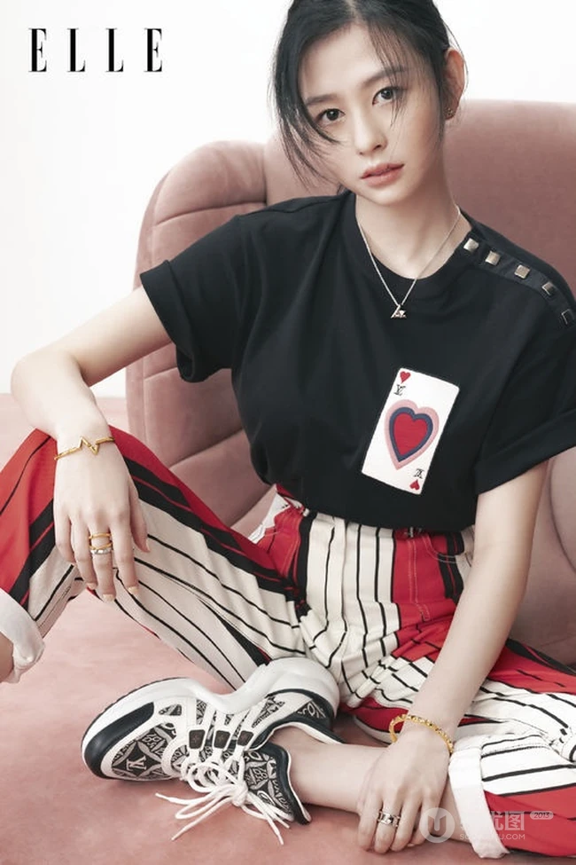 邱淑贞女儿沈月ELLE杂志最新写真，笑容甜美，可爱动人