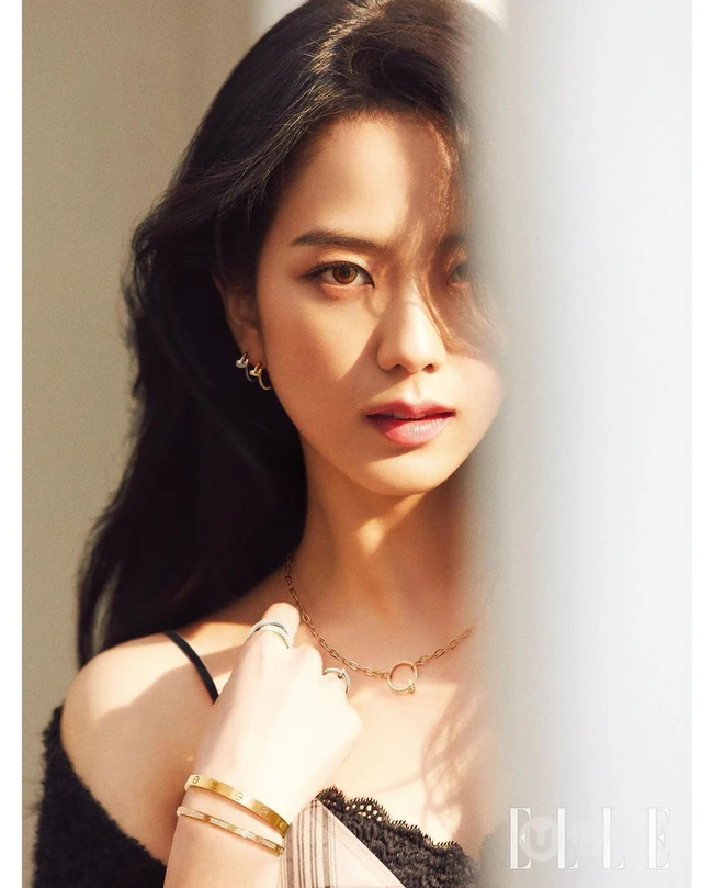 BLACKPINK成员金智秀ELLE杂志写真照片