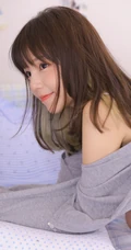 肩甲有纹身的甜美可爱齐刘海长发少女肩带背心短裤室内动人写真照片