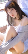 肩甲有纹身的甜美可爱齐刘海长发少女肩带背心短裤室内动人写真照片