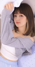 肩甲有纹身的甜美可爱齐刘海长发少女肩带背心短裤室内动人写真照片