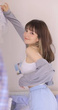 肩甲有纹身的甜美可爱齐刘海长发少女肩带背心短裤室内动人写真照片