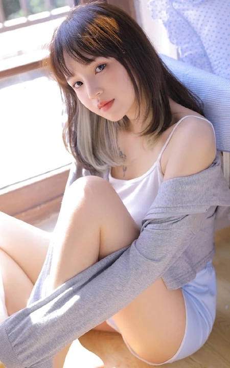 肩甲有纹身的甜美可爱齐刘海长发少女肩带背心短裤室内动人写真照片
