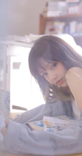 肩甲有纹身的甜美可爱齐刘海长发少女肩带背心短裤室内动人写真照片