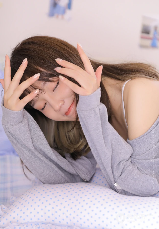 肩甲有纹身的甜美可爱齐刘海长发少女肩带背心短裤室内动人写真照片