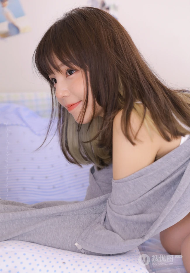 肩甲有纹身的甜美可爱齐刘海长发少女肩带背心短裤室内动人写真照片