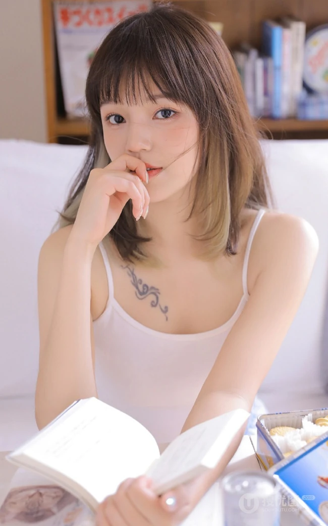 肩甲有纹身的甜美可爱齐刘海长发少女肩带背心短裤室内动人写真照片