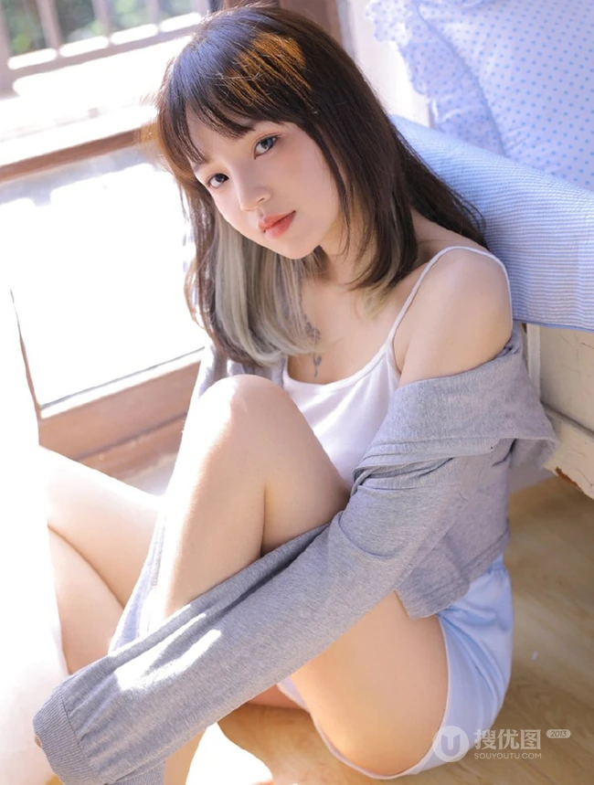 肩甲有纹身的甜美可爱齐刘海长发少女肩带背心短裤室内动人写真照片
