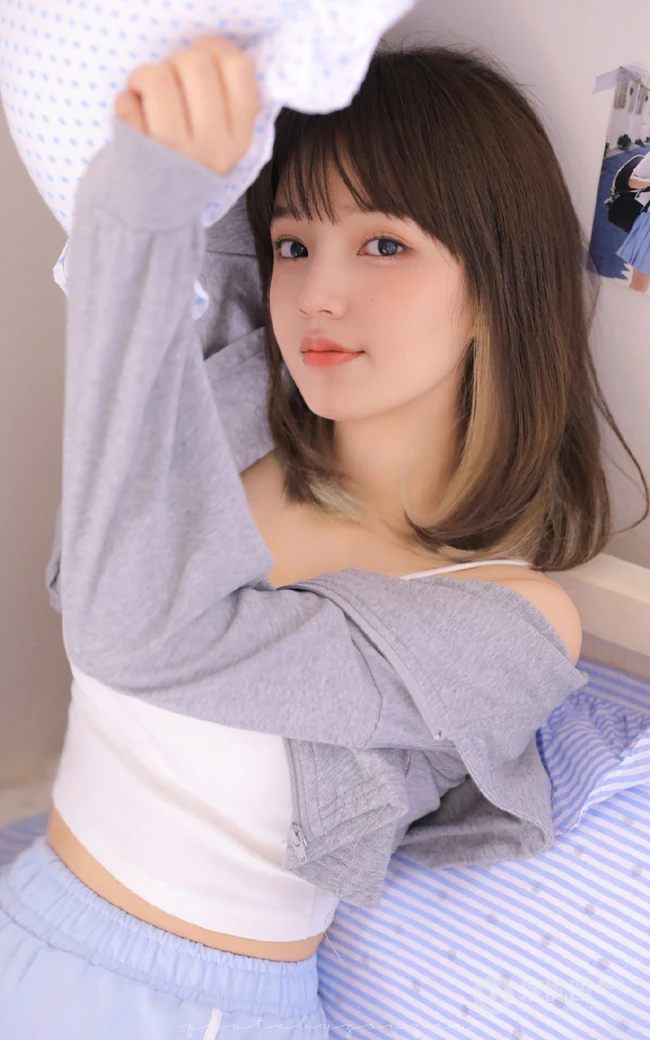 肩甲有纹身的甜美可爱齐刘海长发少女肩带背心短裤室内动人写真照片