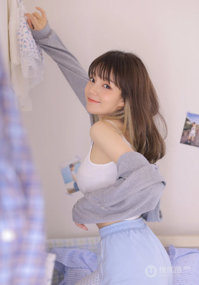 肩甲有纹身的甜美可爱齐刘海长发少女肩带背心短裤室内动人写真照片