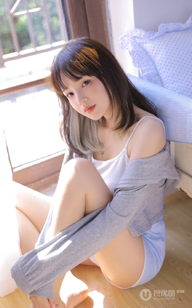 肩甲有纹身的甜美可爱齐刘海长发少女肩带背心短裤室内动人写真照片