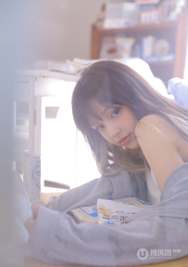 肩甲有纹身的甜美可爱齐刘海长发少女肩带背心短裤室内动人写真照片