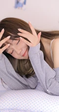 肩甲有纹身的甜美可爱齐刘海长发少女肩带背心短裤室内动人写真照片