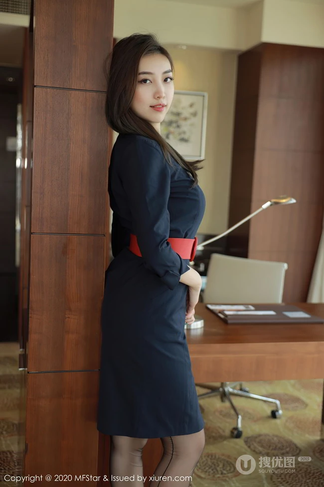 长发气质微胖身材凹凸有致女生郑颖姗气质深袜空乘制服办公室写真图片