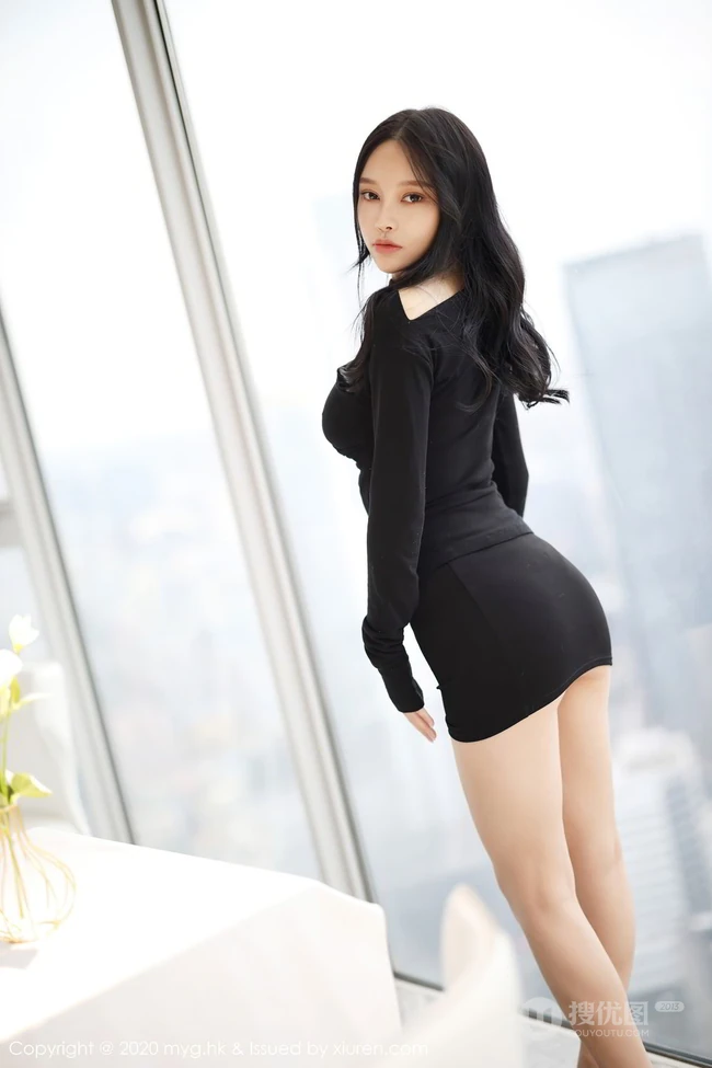 独特轻熟魅力，气质女生唐琪儿黑色连衣裙、家居服系列高清室内写真套图