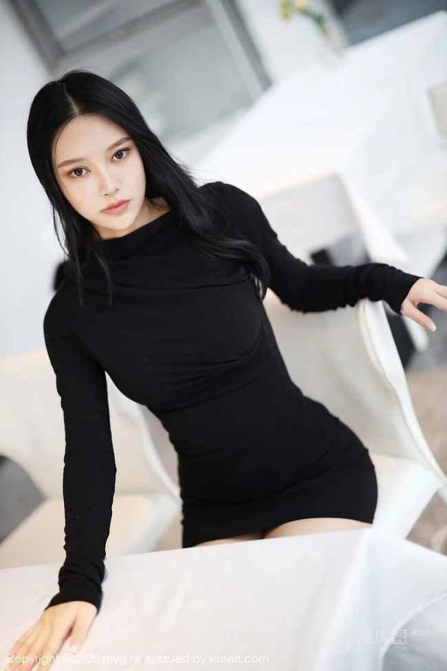 独特轻熟魅力，气质女生唐琪儿黑色连衣裙、家居服系列高清室内写真套图