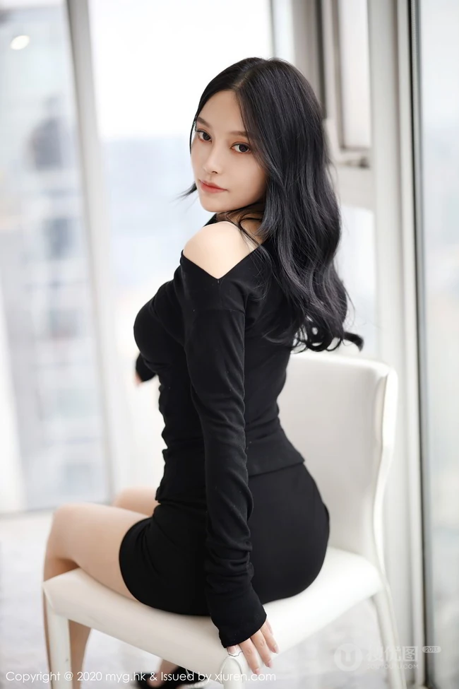 独特轻熟魅力，气质女生唐琪儿黑色连衣裙、家居服系列高清室内写真套图